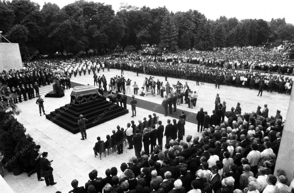 Belpolitika - Halálozás - Kádár János temetése