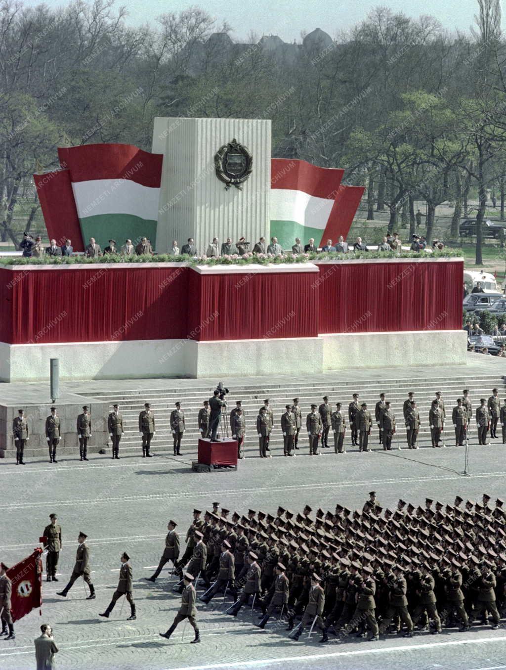 Ünnep - Katonai díszszemle a felszabadulás ünnepén   