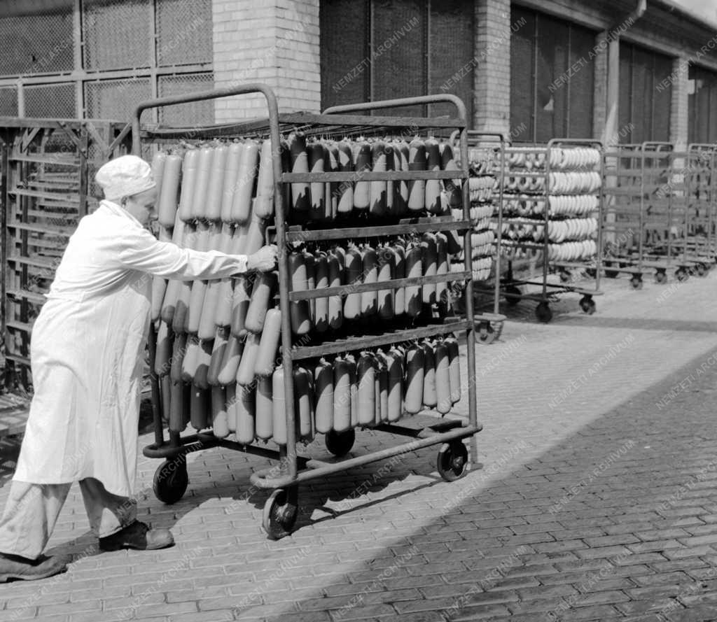 Élelmiszeripar - Megkezdték a diétás, fűszer és sószegény ételek gyártását