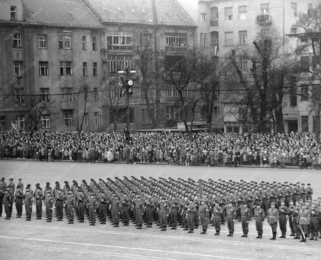 Ünnep - Katonai díszszemle a felszabadulás évfordulóján