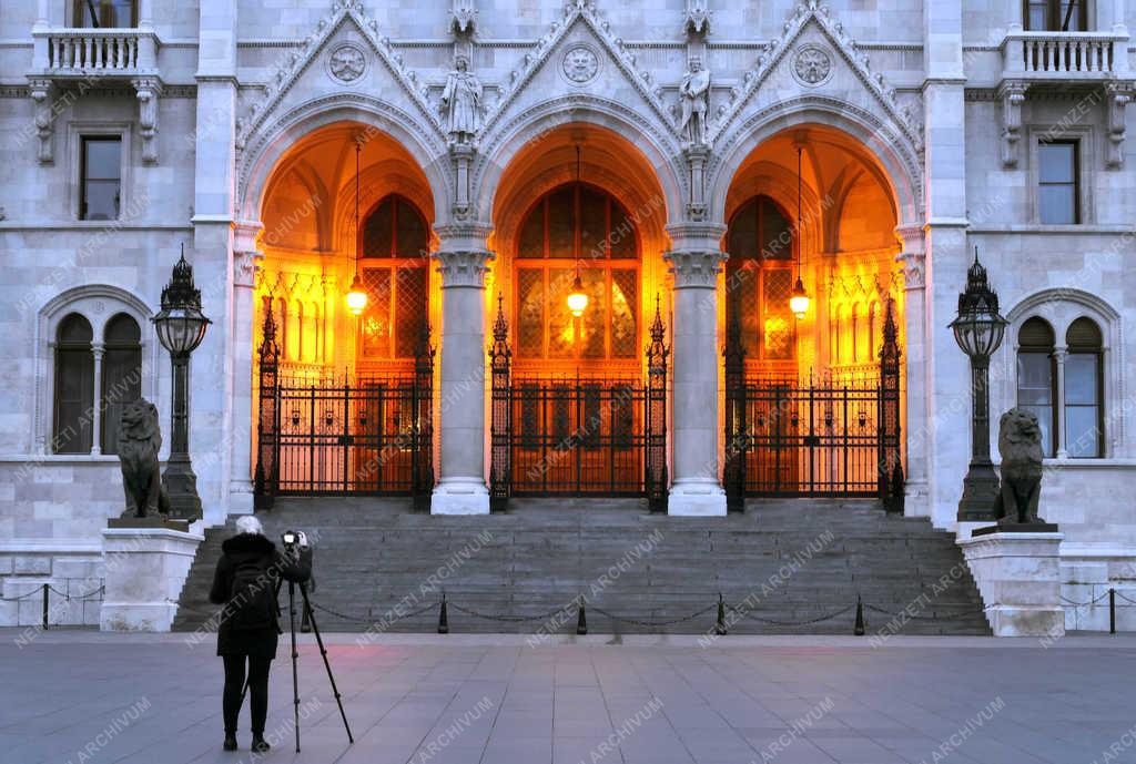 Városkép - Budapest - A Parlament műemlék épületének részlete