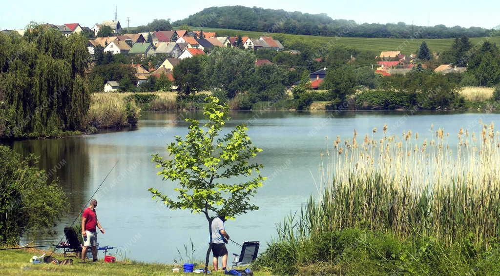 Szabadidő - Horgászok a kecskédi Öreg-tónál