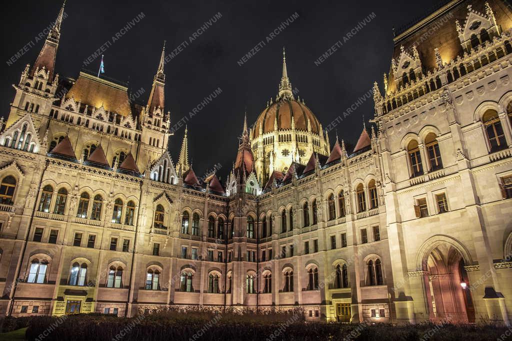 Városkép - Budapest - A Parlament esti kivilágításban