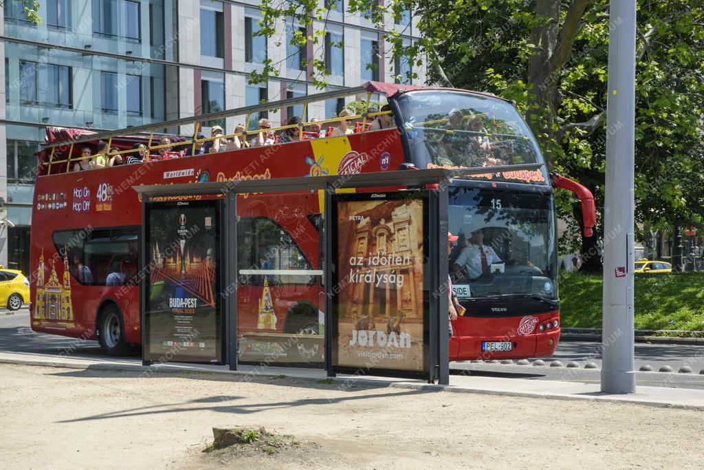 Idegenforgalom - Közlekedés - Hop on Hop off városnéző busz