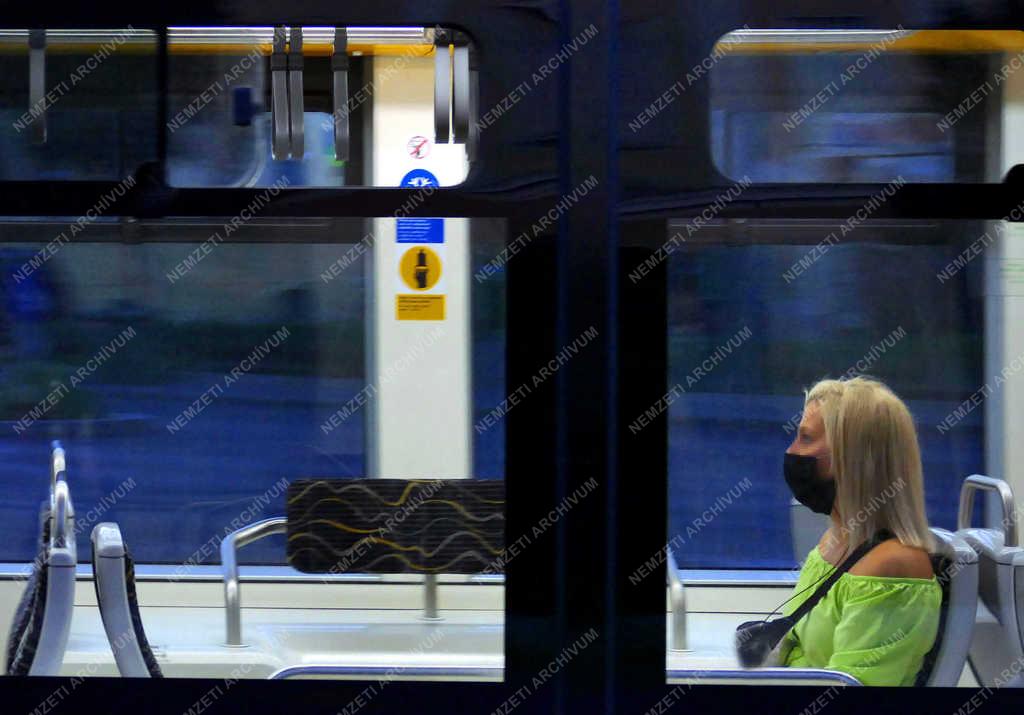 Közlekedés - Budapest - Védőmaszkos utasok közösségi járművön