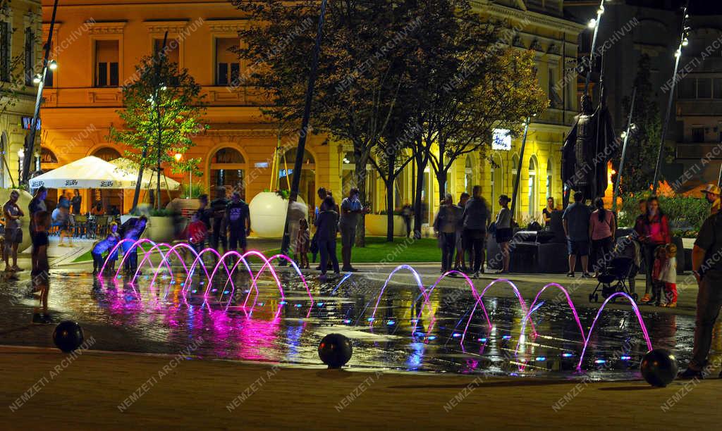 Városkép - Debrecen - Dósa nádor tér esti kivilágításban