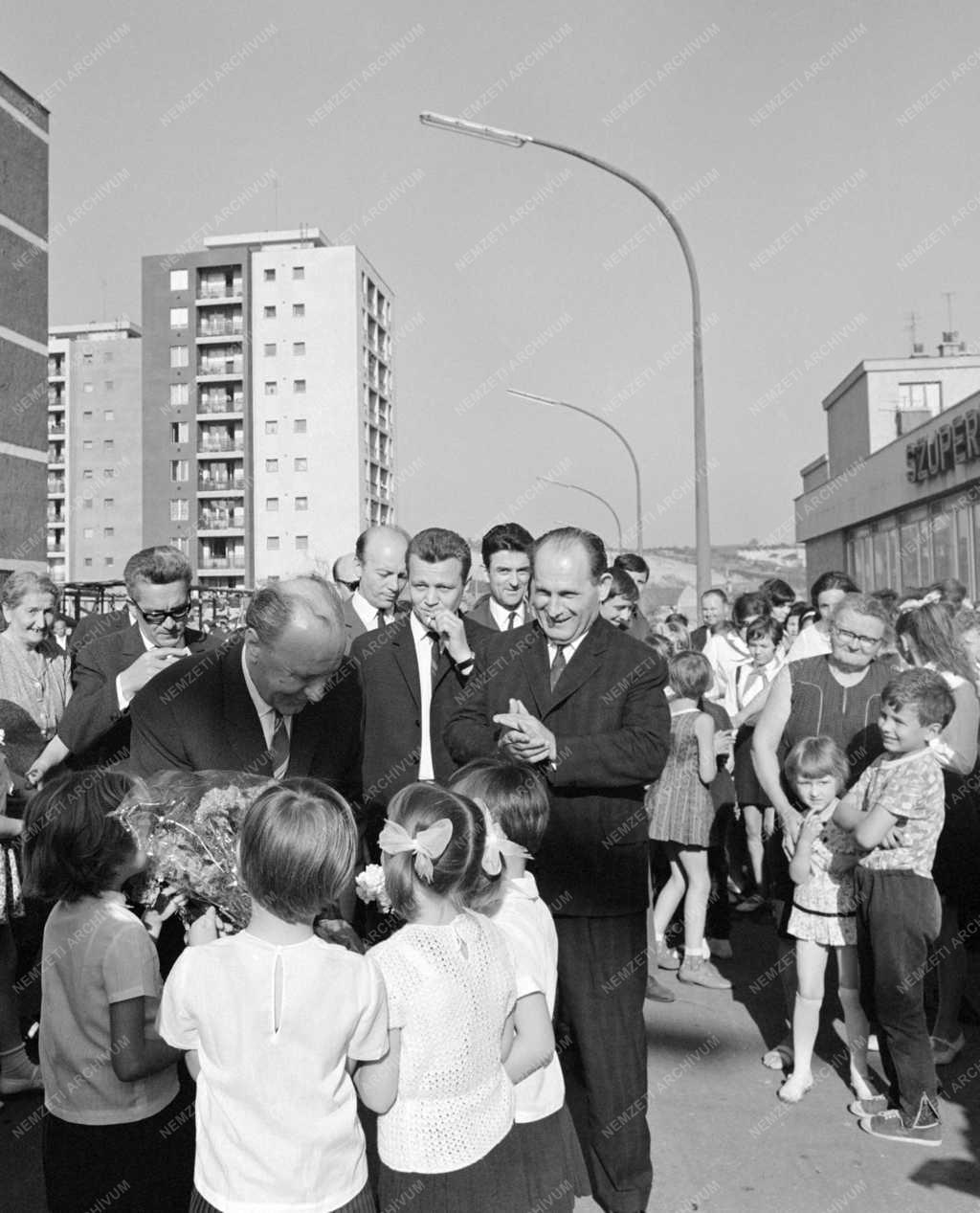 Belpolitika - Kádár János az egri lakótelepen