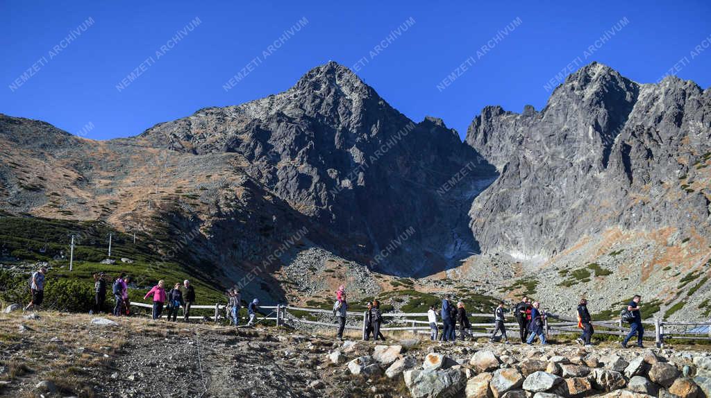 Turizmus - Tátralomnic - Túrázók a lomnici csúcs alatt