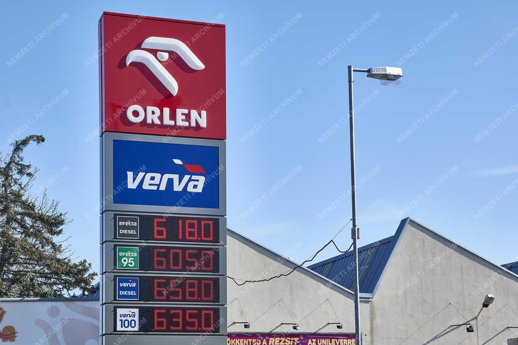 Közlekedés - Energia - Orlen benzinkút a fővárosban