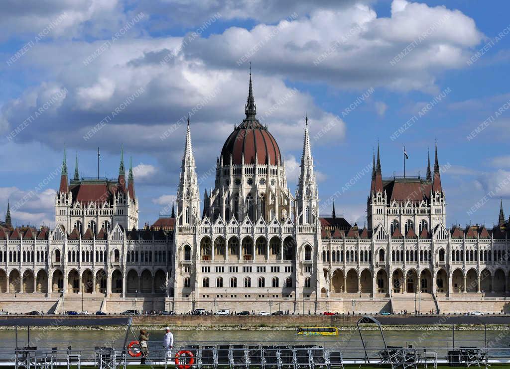 Városkép - Budapest - A Parlament épülete a Dunán hotelhajóval