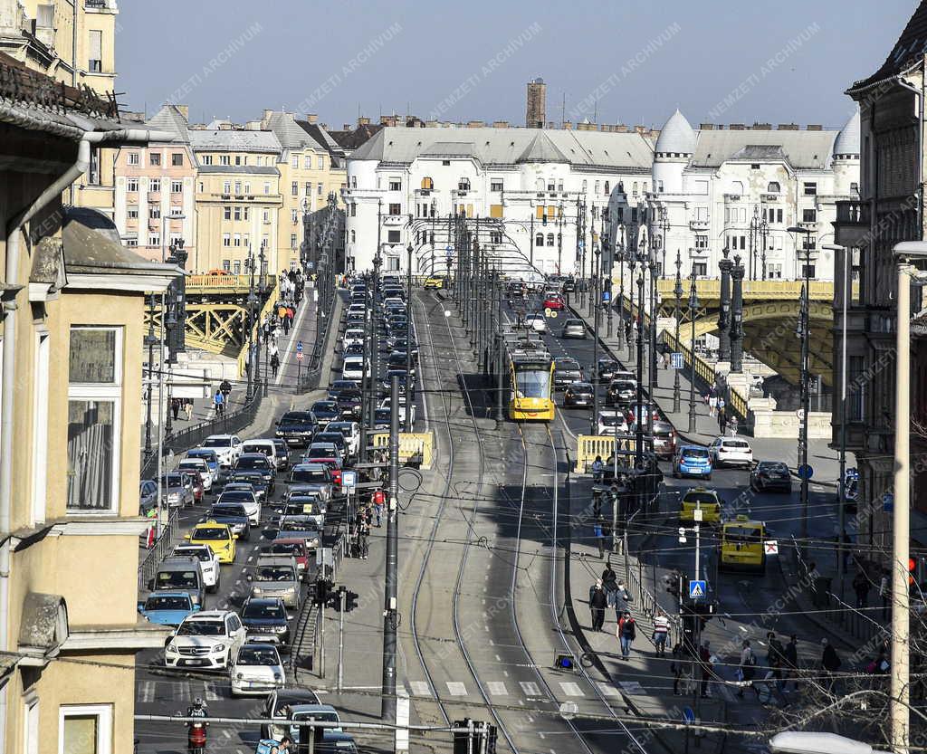 Közlekedés - Budapest - Forgalom a Margit hídon