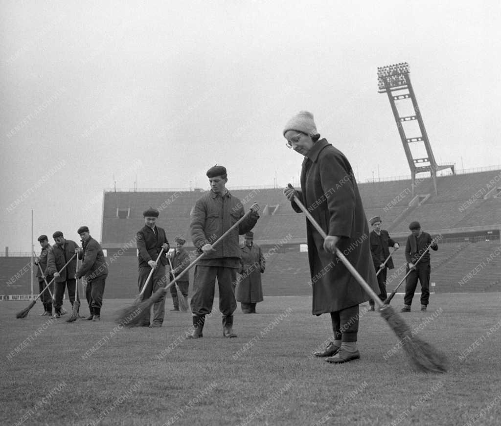 Sportlétesítmény - Takarítják a Népstadiont