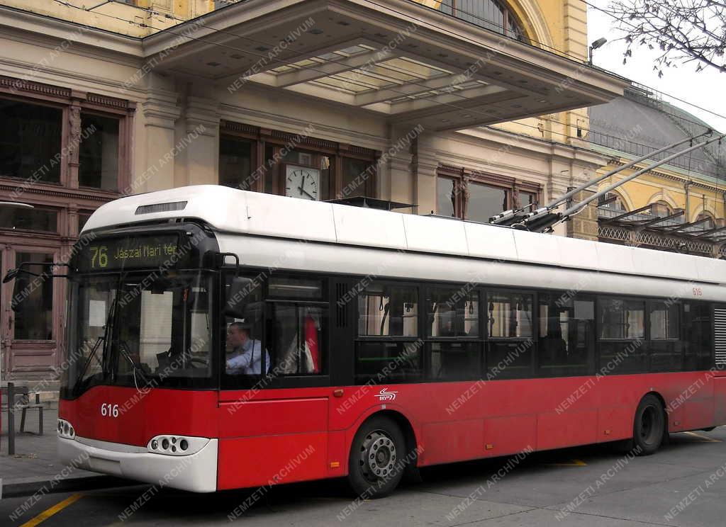 Közlekedés - Budapest - Trolibusz végállomás a Keletinél