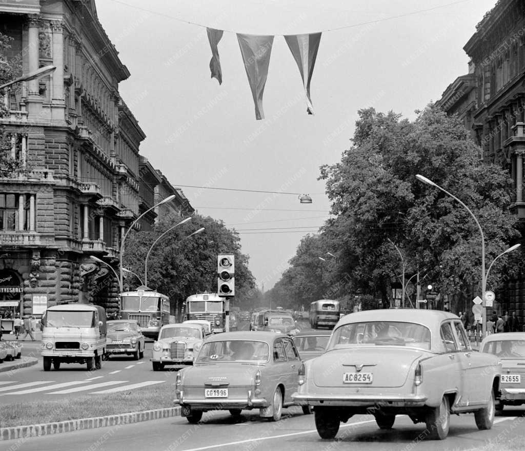 Közlekedés - Forgalom Budapest utcáin