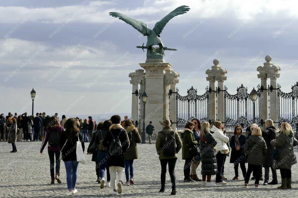 Idegenforgalom - Budapest - Turisták a Budai Várban