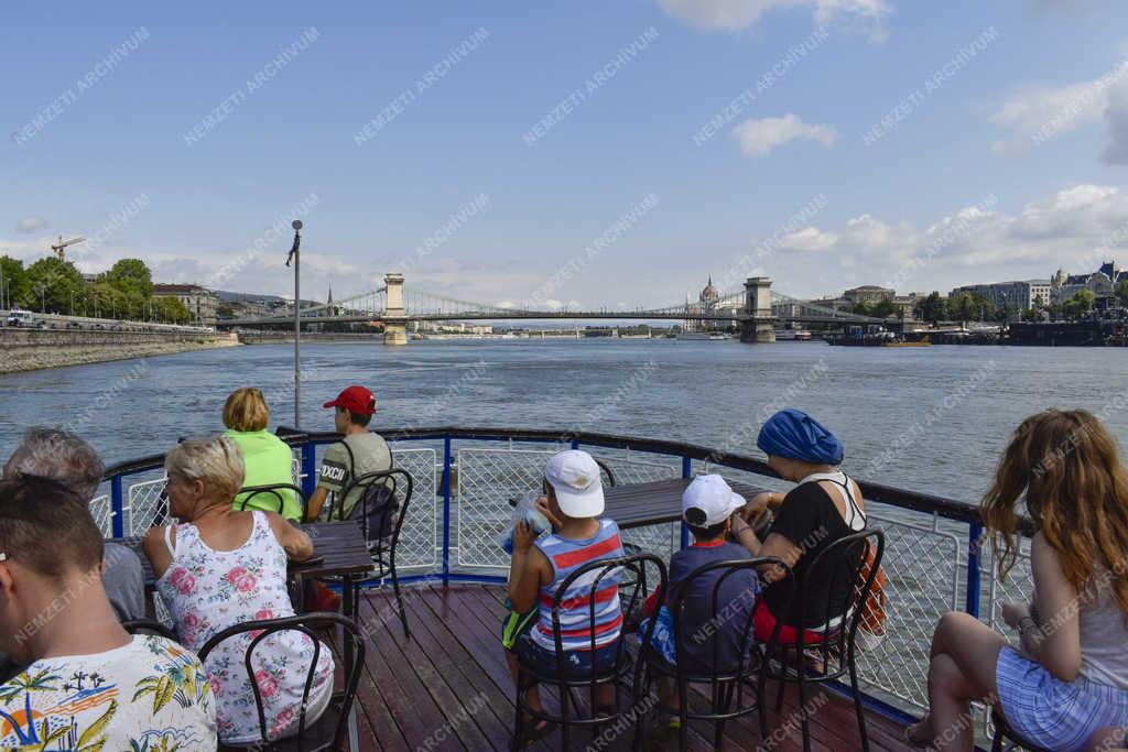 Közlekedés - Budapest - Hableány BKK hajó