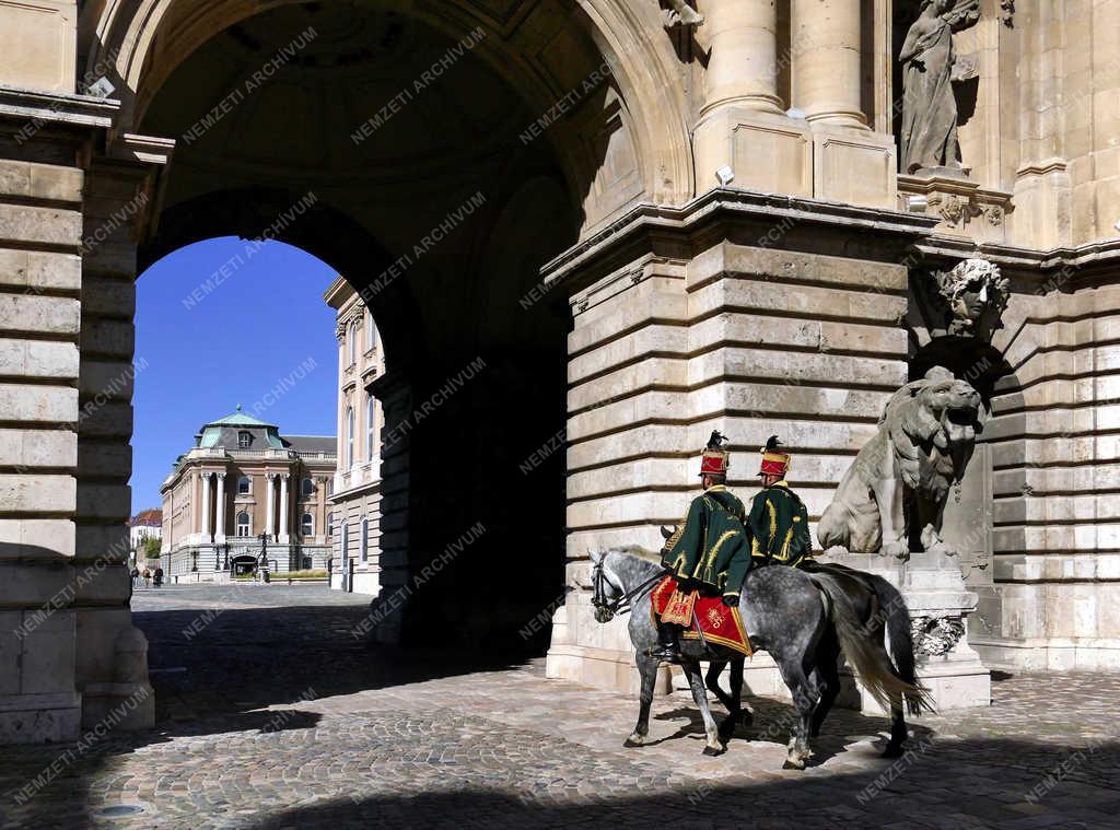  Turistalátványosság - Budapest - Lovas huszárok a Budai Várban