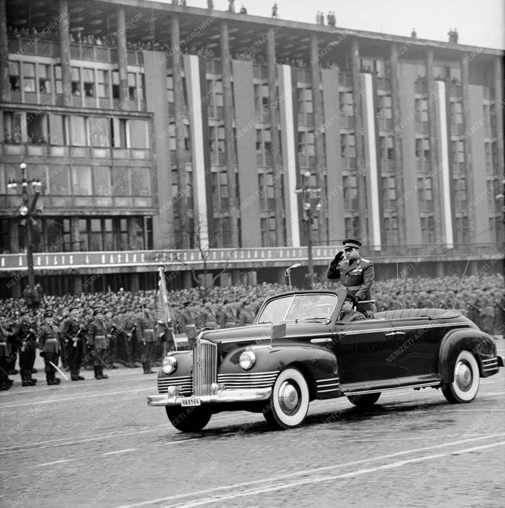 Ünnep - Katonai díszszemle a felszabadulás évfordulóján