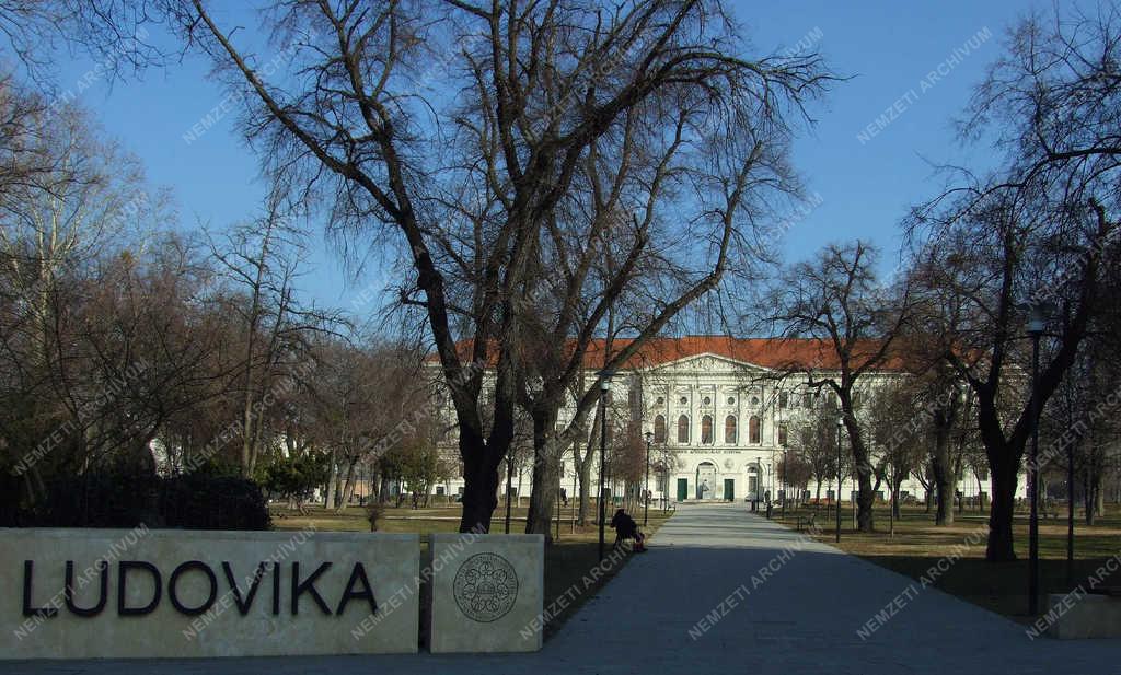 Városkép - Budapest - A Ludovika téri park