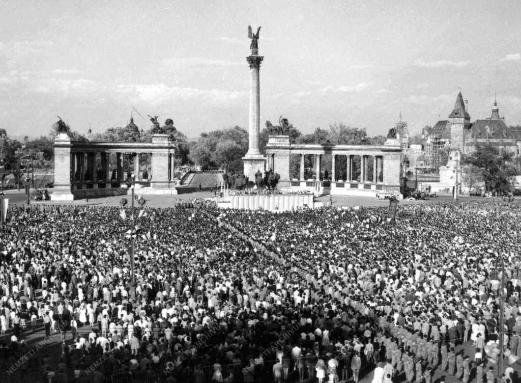 Külkapcsolat - Jurij Gagarin a világ első űrhajósa Budapesten