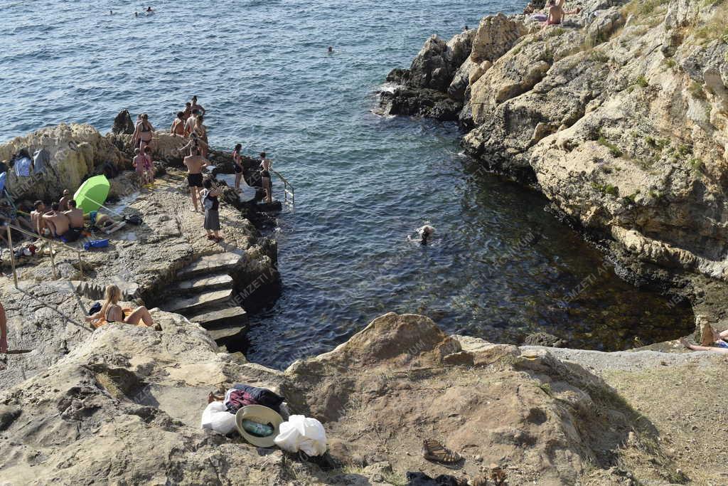 Horvátország - Turizmus - Fürdőzők Rovinjban