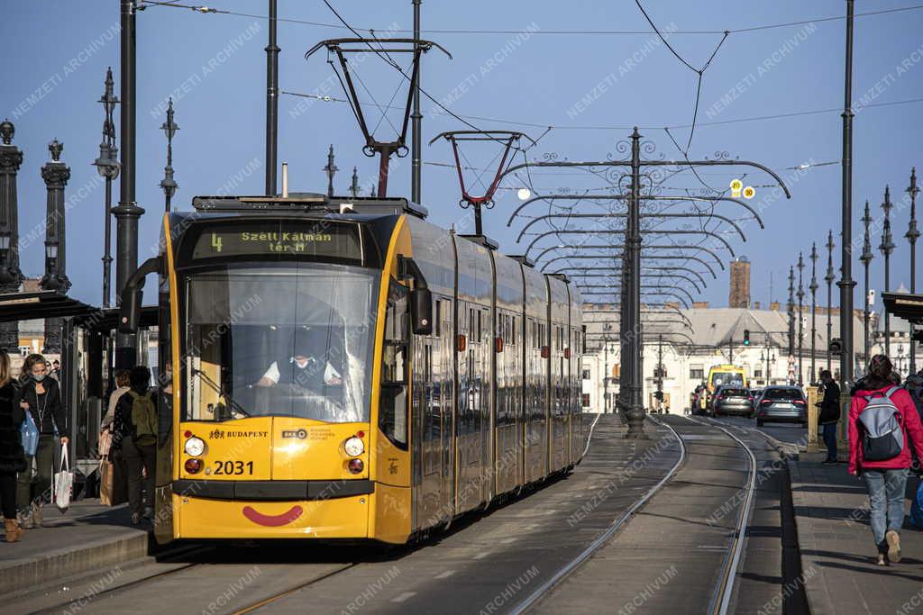 Közlekedés - Budapest - Forgalom a Margit hídon