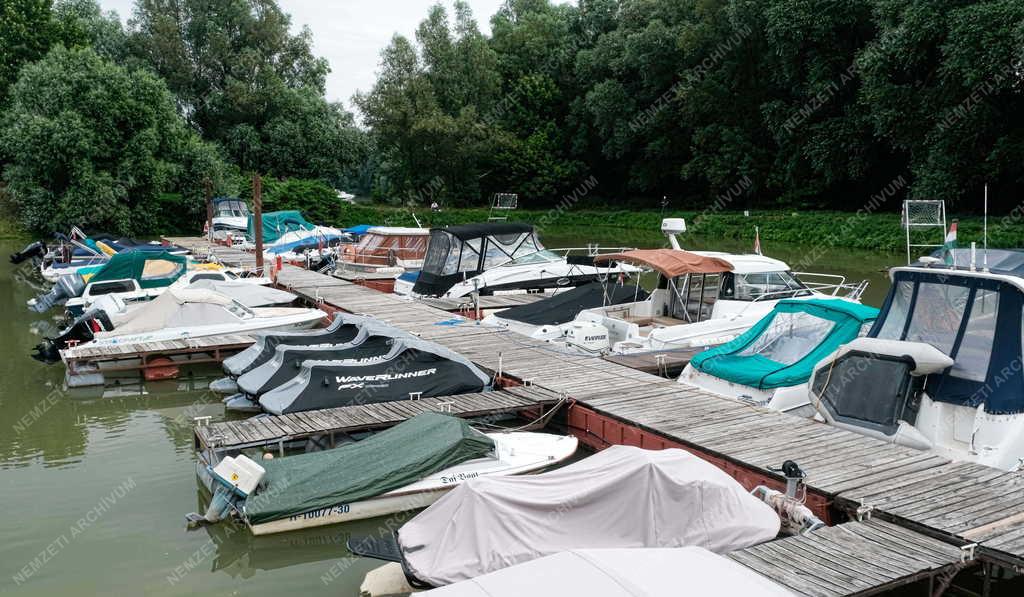 Közlekedés - Szabadidő - Yacht kikötő Nagymaroson