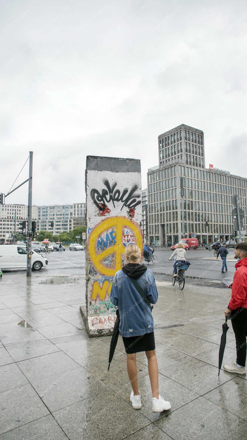 Történelmi emlék - Berlin - A berlini fal megmaradt darabja