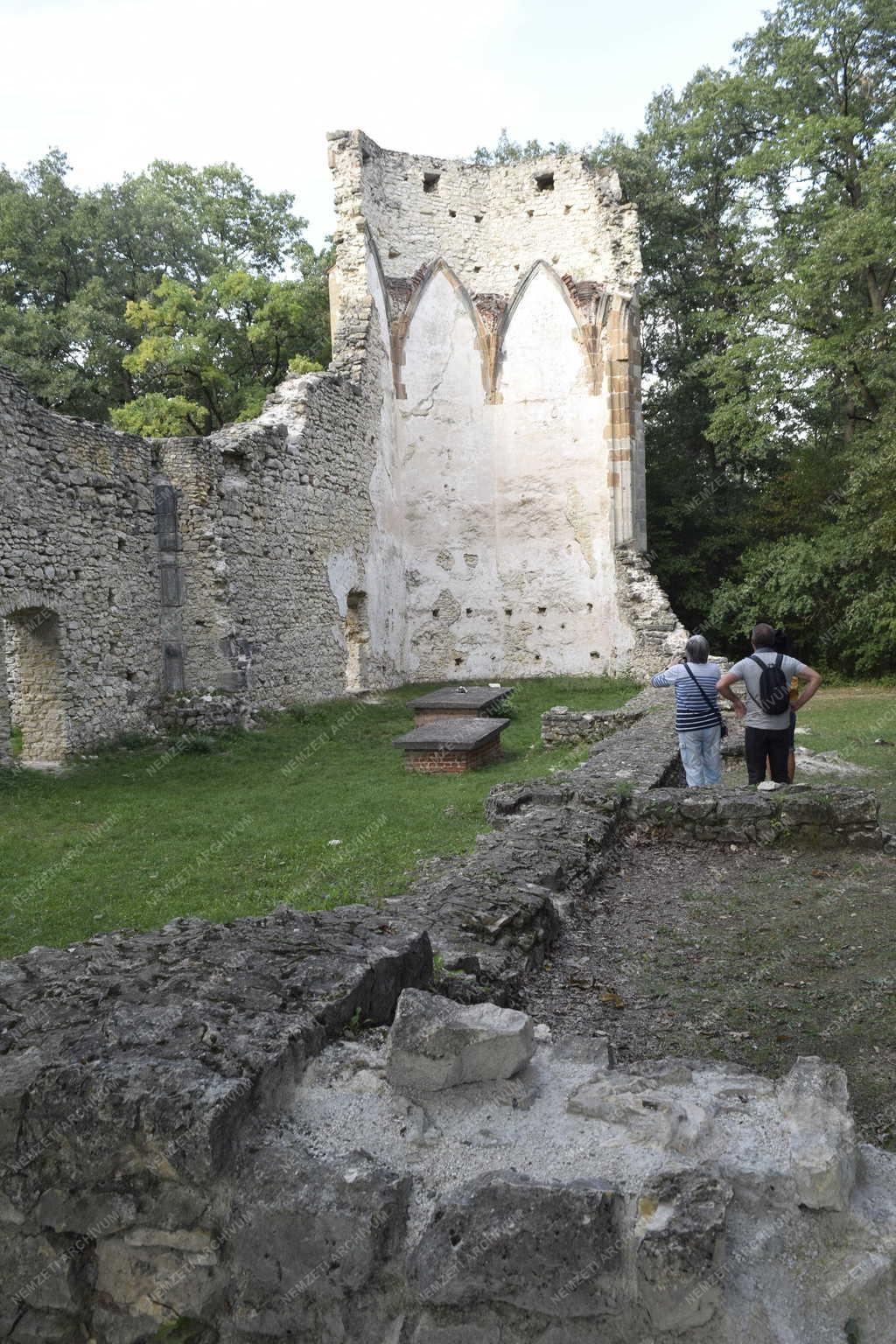 Település - Nagyvázsony - Szent Mihály-kolostor