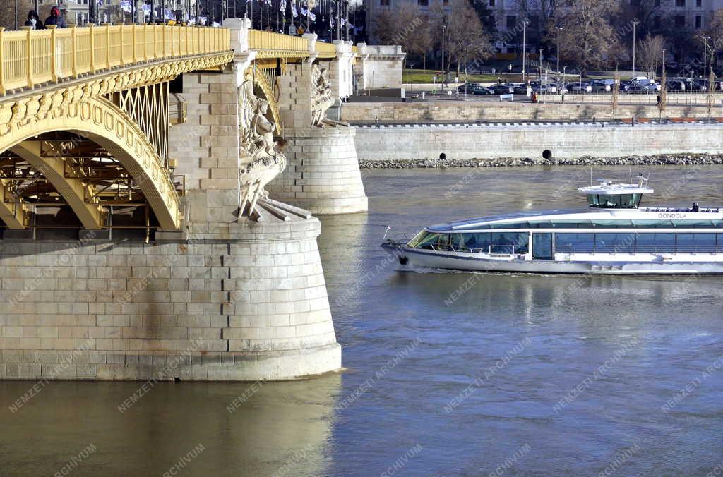 Városkép - Budapest - Sétahajó halad a Dunán a Margit hídnál