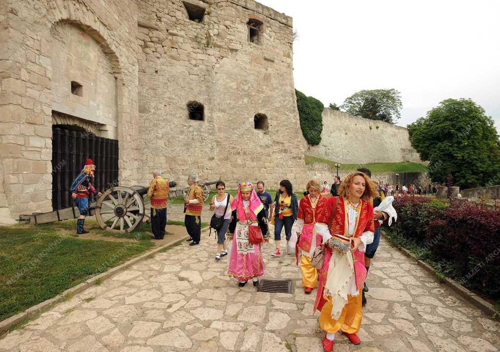 Hagyomány - Jelmezes hagyományőrzők az egri várnál