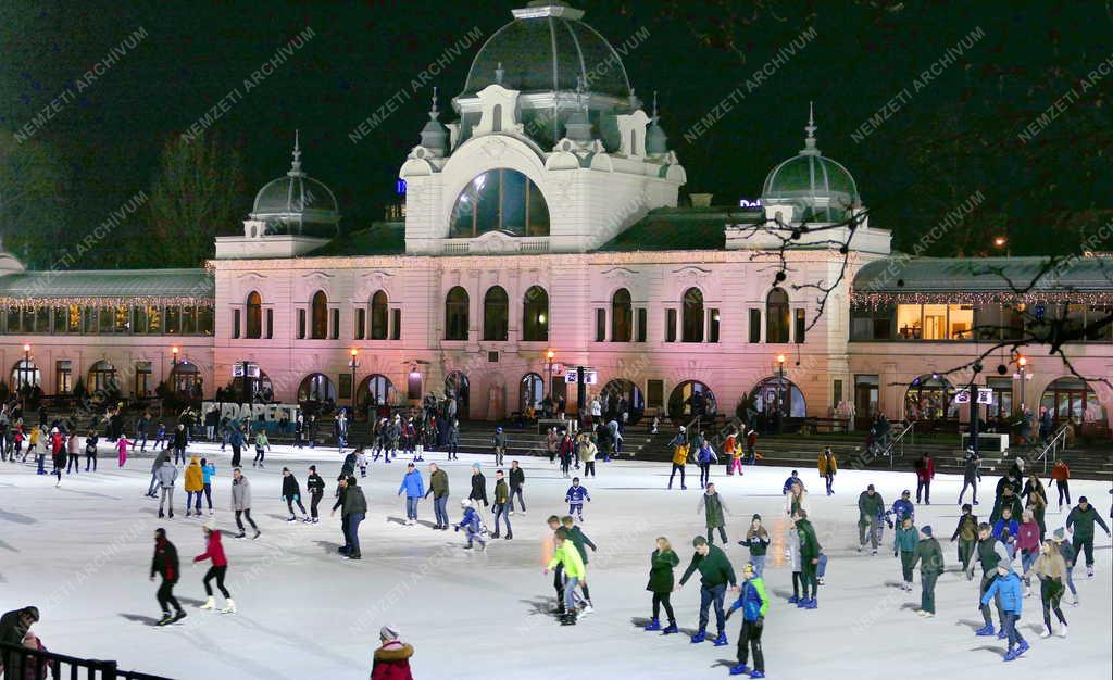 Szabadidő - Sport - Korcsolyázók a Városligeti Műjégpályán