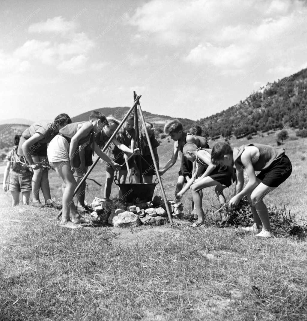 Szabadidő - Csillebérci úttörőtábor