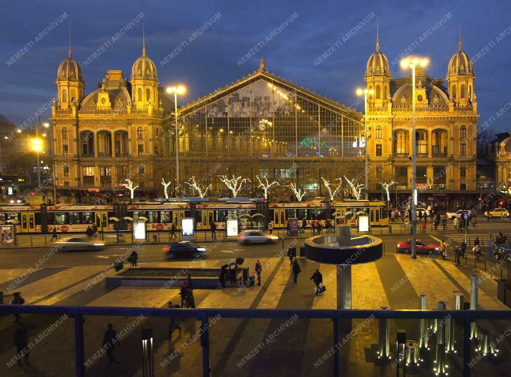 Városkép - Budapest - Nyugati tér esti fényben