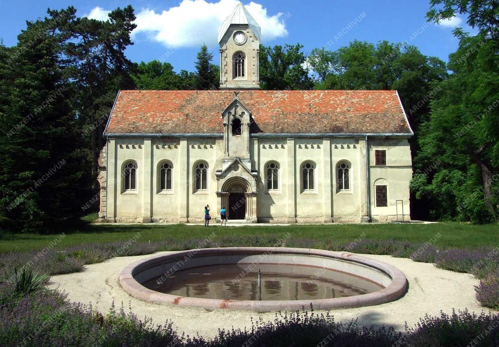 Műemlék épület - Alcsútdoboz - Az arborétum kápolnája