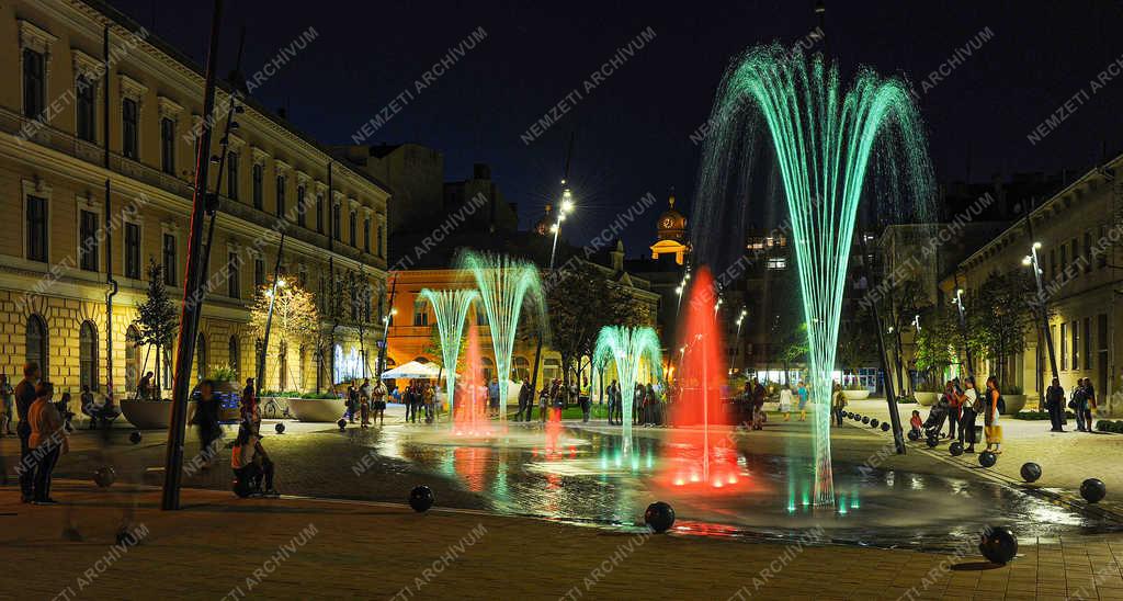 Városkép - Debrecen - Dósa nádor tér esti kivilágításban