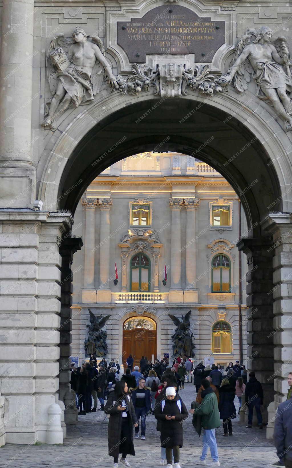 Városkép - Budapest - Turisták a Budai Várban