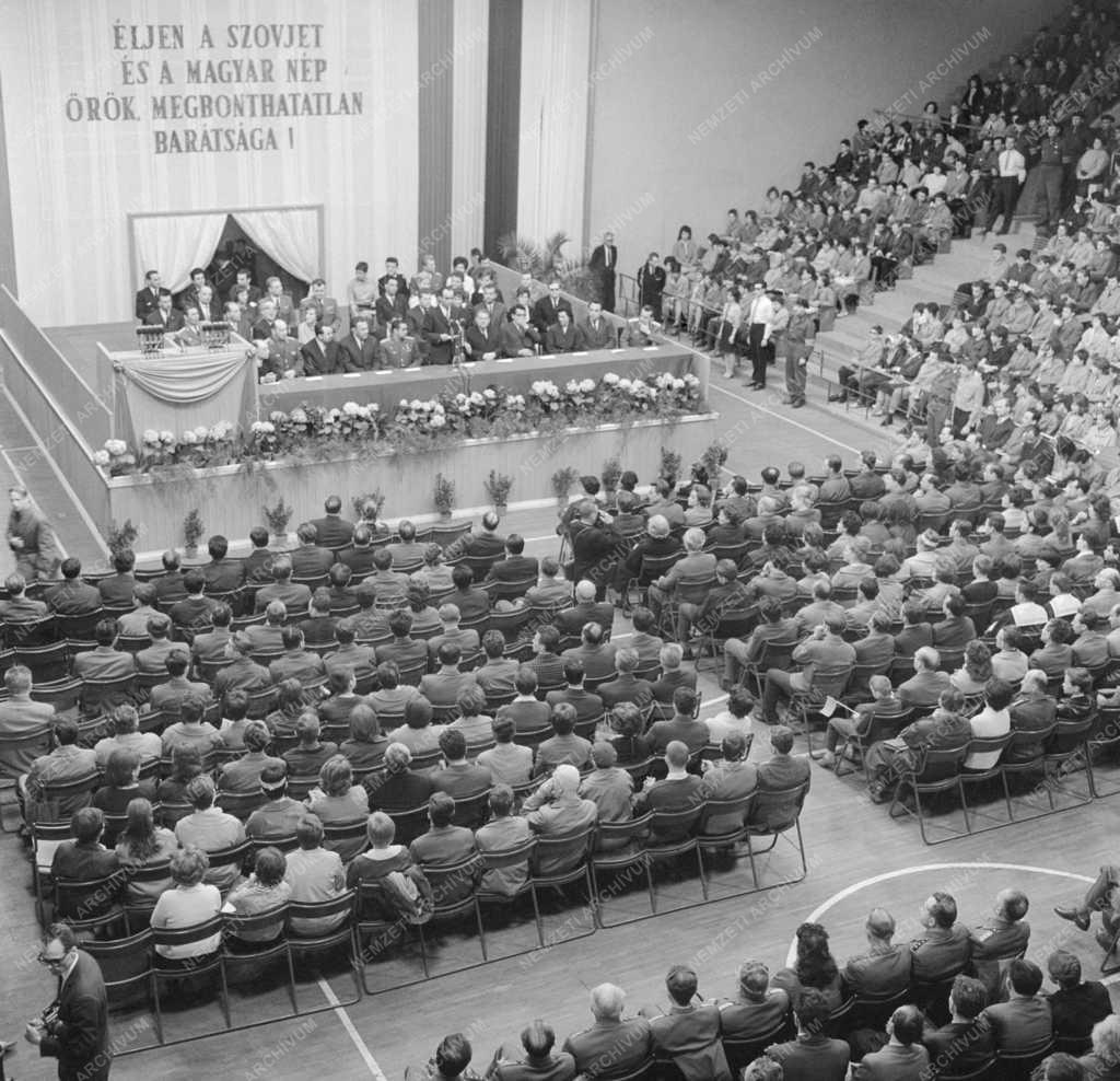 Külkapcsolat - Nagygyűlés A. Nyikolajev űrhajós alezredes tiszteletére