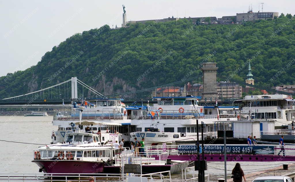 Városkép - Budapest - Hajók a Dunán