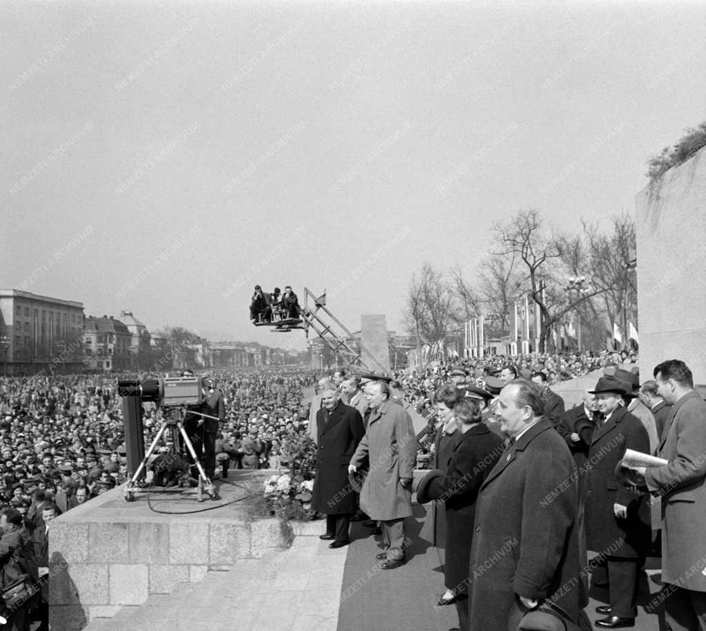 Ünnep - Katonai díszszemle hazánk felszabadulásának 20. évfordulóján