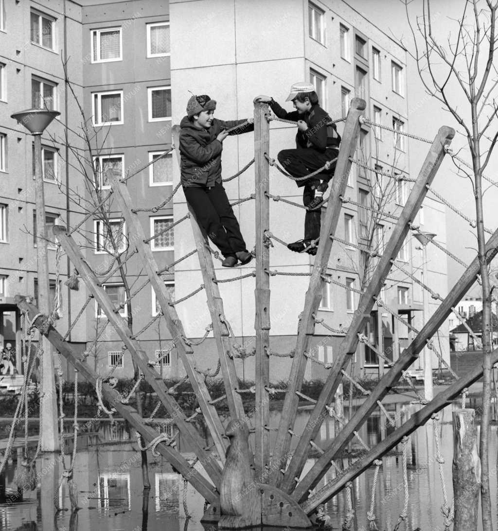 Városkép-életkép - Gyermekek a mászókán