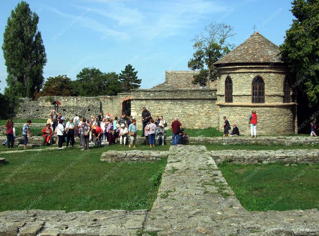 Idegenforgalom - Tata - A Turistacsoport a Tatai várban