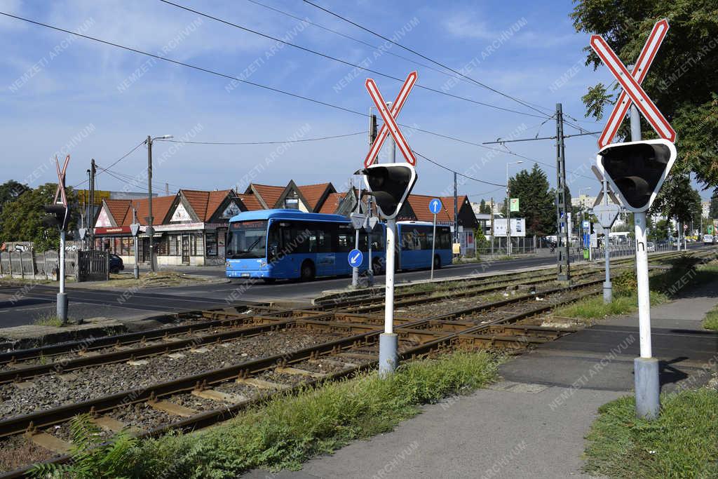 Közlekedés - Budapest - Vonat, villamos és közúti kereszteződés