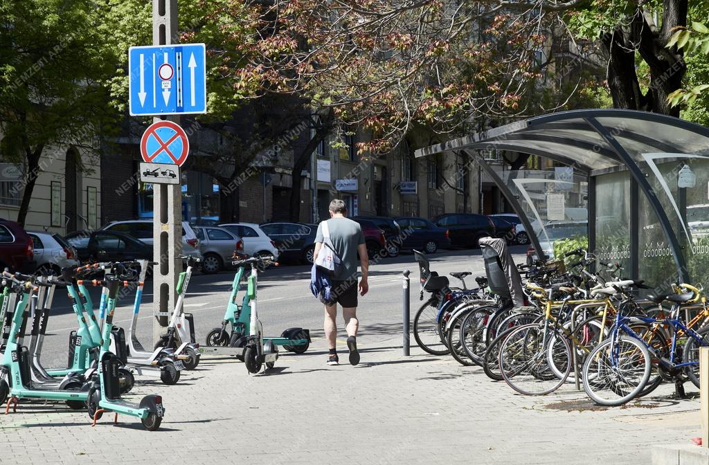 Közlekedés - Budapest - Kerékpár és roller parkoló a Mechwart ligetnél