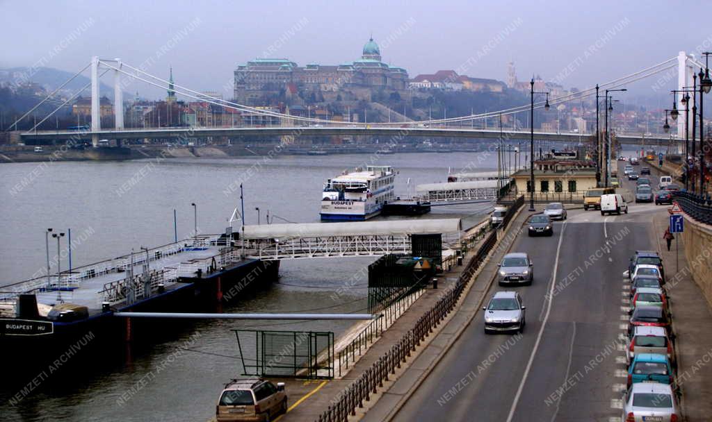 Városkép - Az Erzsébet híd környéke kora reggel