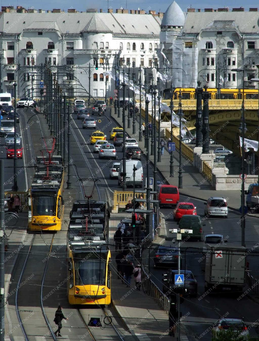 Városkép - Budapest - Csúcsforgalom a Margit hídnál