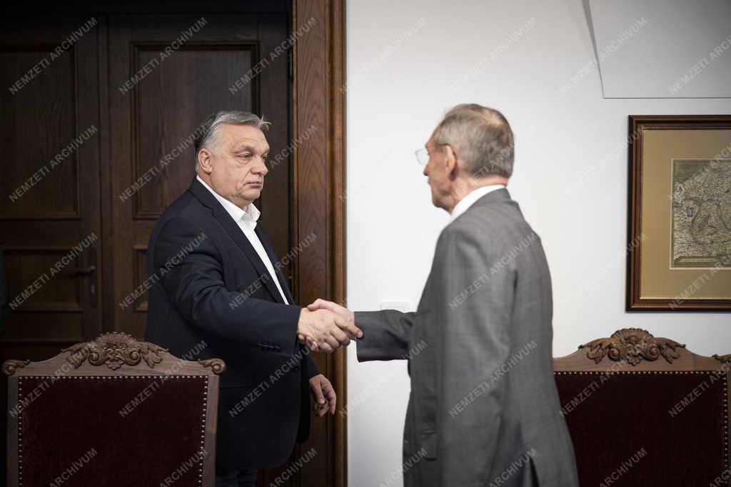 Orbán Viktor a gyermekvédelemről egyeztetett a belügyminiszterrel 