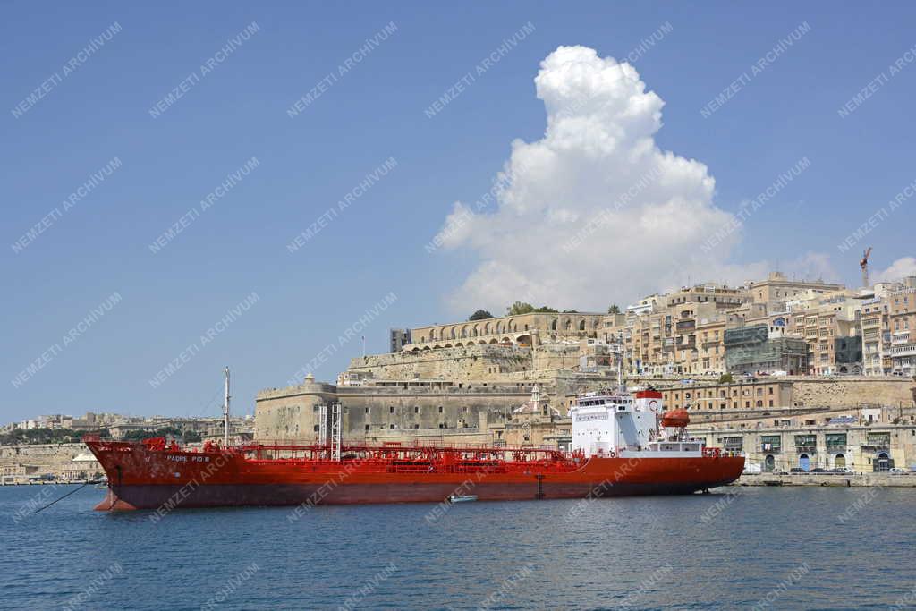 Közlekedés - Valletta - Tartályhajó a Nagy Kikötő öblében