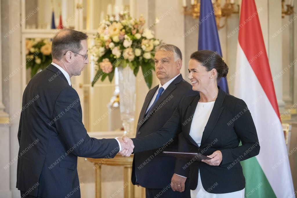 Átvették kinevezési okmányukat az új kormány miniszterei 