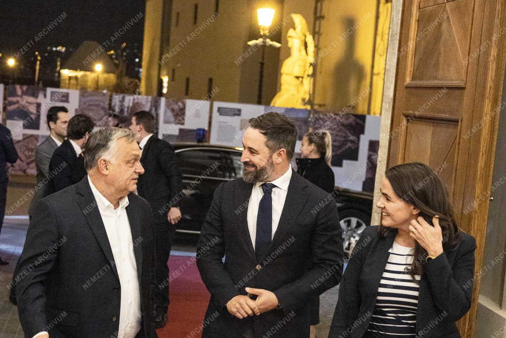 A spanyol jobboldal vezetőjével tárgyalt Orbán Viktor